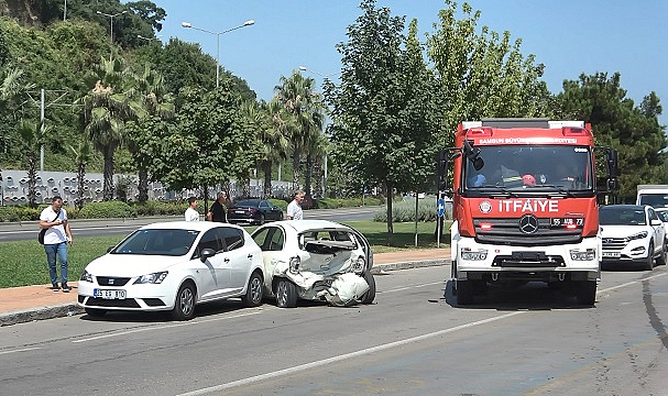 Sivil polis aracı kaza yaptı