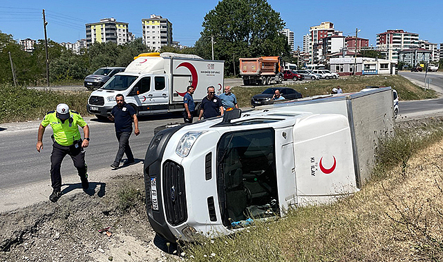 Türk Kızılayın kan toplama aracı devrildi