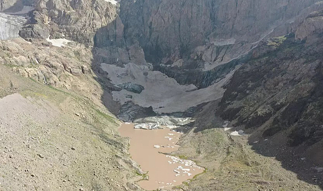 En yüksek ikinci zirvede buzullar eriyor