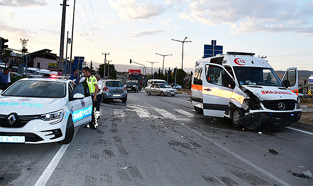Vezirköprü’de ambulans kazası! Hasta mahkum taşıyordu