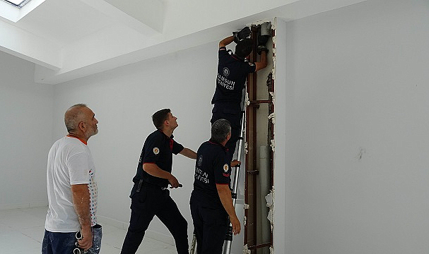 Samsun'da 3 gündür boruda mahsur kalan yavru kedi kurtarıldı