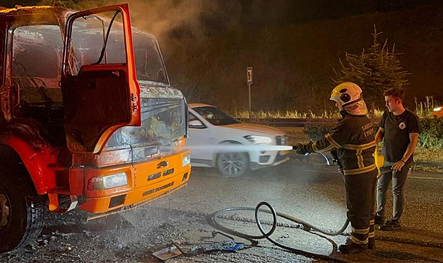 Yol süpürme aracı alevlere teslim oldu