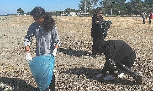 Alaçam'da gönüllü öğrenciler sahili temizledi