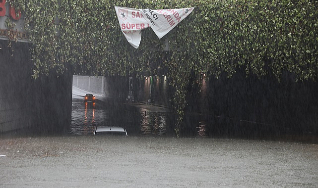 Samsun'da sağanak yağmur! Araçta mahsur kaldılar! 4 kişi yüzerek kurtuldu - Güncel - Gazete Gerçek