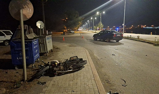 Bafra'da otomobille motosiklet çarpıştı
