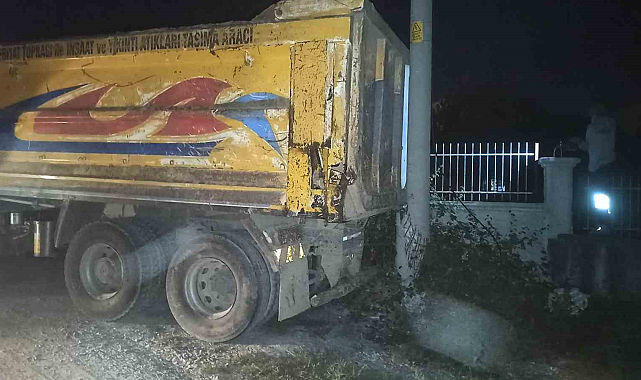 Bafra ilçesinde kamyon elektrik direğine çarptı mahallede elektirikler kesildi