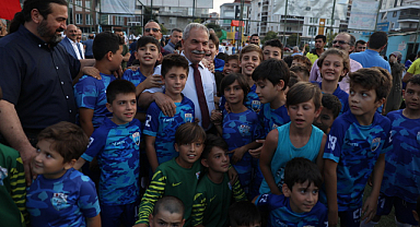 Başkan Demirtaş okullu miniklerin yanında