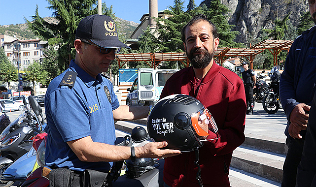 Ceza yazmak yerine kask hediye ettiler