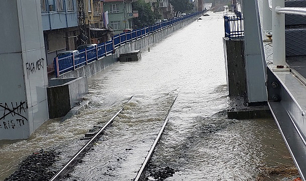 Demiryolu hattı dereye döndü!