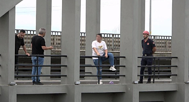 Eşinden boşanınca köprüden atlamak istedi!