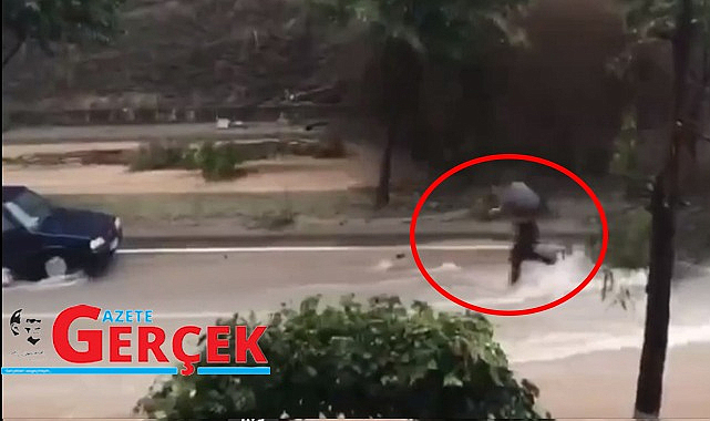 Film değil gerçek! Samsun'da sel suları bir vatandaşı böyle içine çekti!