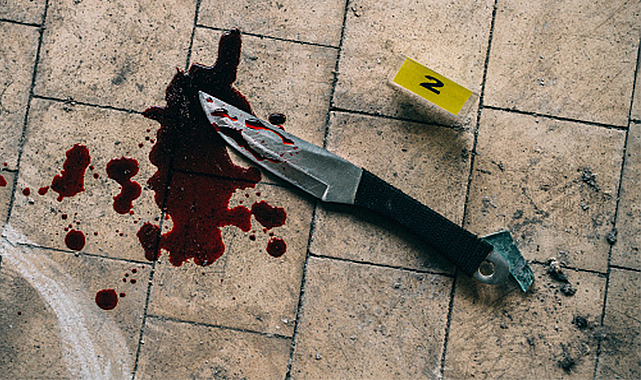 Irak uyruklu şahsı arkadaşları bıçakladı