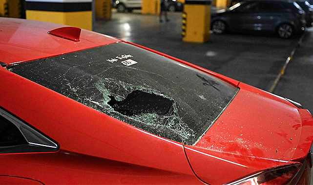 Kapalı otoparktaki araçlara taşla zarar verildi