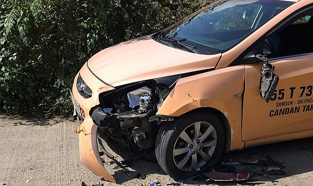 Salıpazarı'nda taksi ile motosiklet çarpıştı