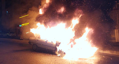 Samsun'da kırmızı ışıkta bekleyen otomobil alevler içinde kaldı