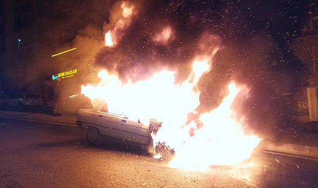 Samsun'da kırmızı ışıkta bekleyen otomobil alevler içinde kaldı