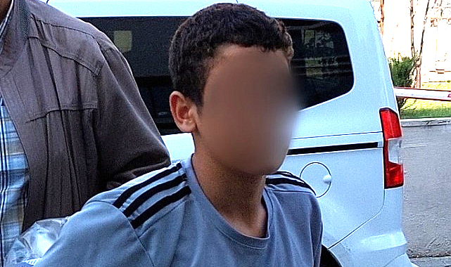 Samsun'da parkta dehşet! 15 yaşındaki çocuk kendisine yan bakanı bıçakladı