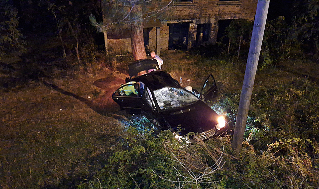Samsun'da trafik kazası! Otomobil hendeğe devrildi