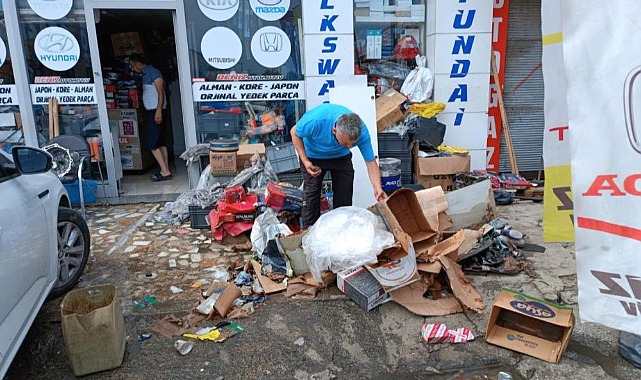 Samsun'daki sağanak yağış esnafı vurdu!