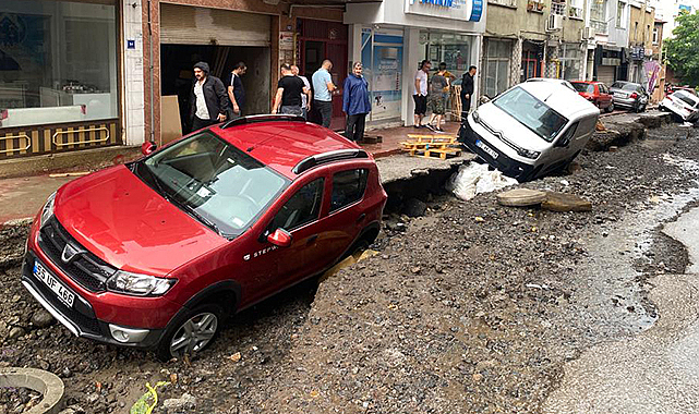 Samsun’daki sağanak yağış yolları çökertti!
