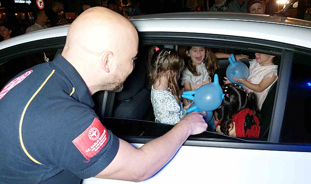 Samsun'da 4 çocuğun yüzünü ambulans şoförü güldürdü