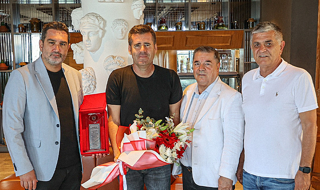 Samsunspor Kulübü Hüseyin Eroğlu'na plaket vererek veda etti