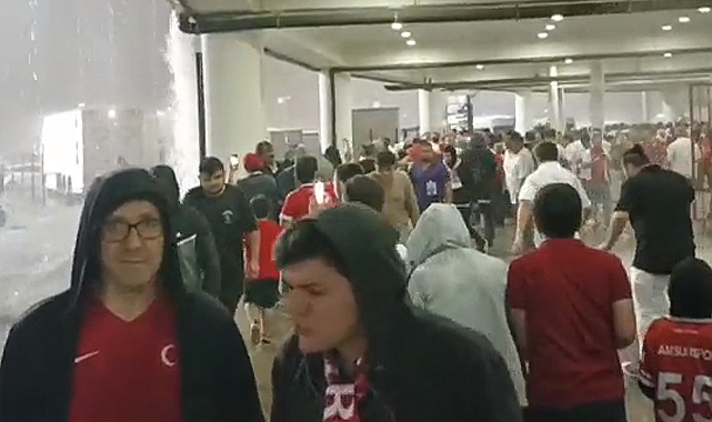 Samsunspor taraftarı tatil edilen maçta yağmur altında mahsur kaldı