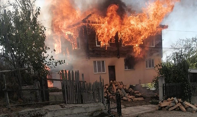 Sinop'ta 2 katlı ev alev topuna döndü