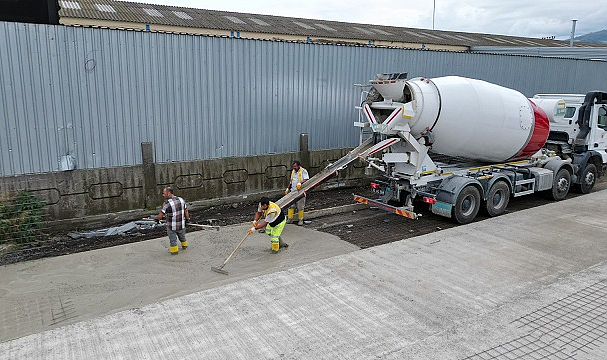 Tekkeköy’de fabrikalara giden yol betonlaşıyor