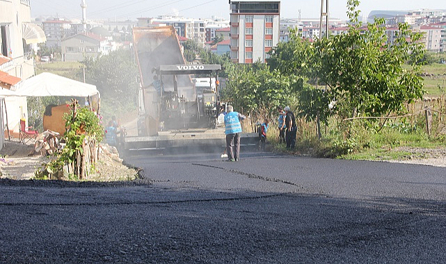 Tekkeköy’de sıcak asfalt çalışmaları sürüyor