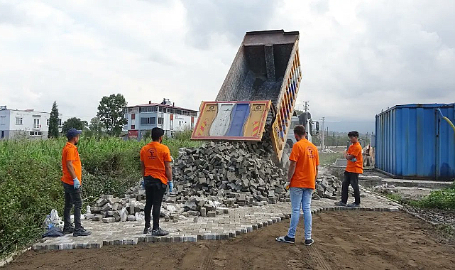 Samsun'un Tekkeköy ilçesinde yol ve kaldırım çalışmaları son sürat