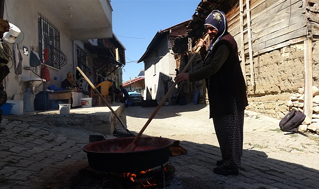 Tokat'ta kendi salçalarını kendileri yapıyor