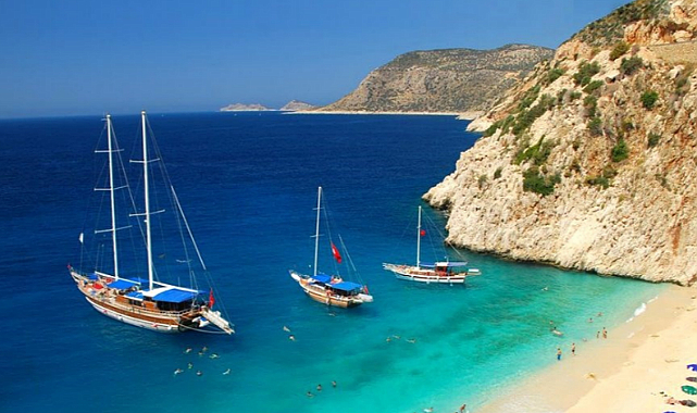 Türkiye ve Yunanistan'da tatil sezonu Kasım'a kadar uzatıldı