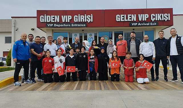 Avrupa üçüncüleri Samsun'da çiçeklerle karşılandı