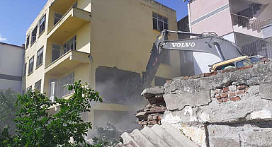 İlkadım’da tehlike arz eden metruk binalar tek tek yıkılıyor!