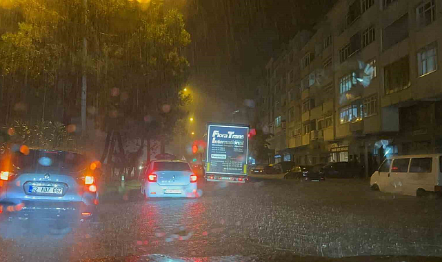 Ordu'nun Fatsa ilçesinde sel! Ev ve iş yerlerini su bastı!