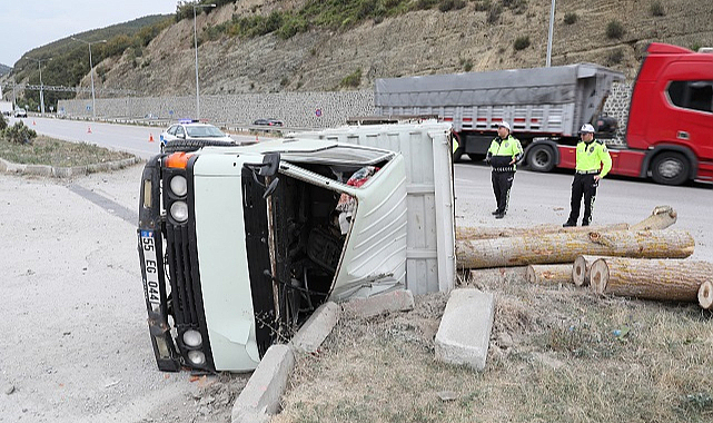 Samsun'da feci kaza! Tomruk yüklü kamyonet devrildi