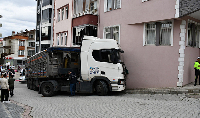 Samsun'da TIR ile apartman duvarı arasına sıkışıp can verdi!