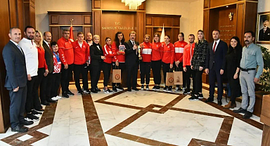 Samsun Valisi Orhan Tavlı şampiyonları ağırladı