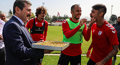 Samsun Valisi Tavlı'dan kırmızı beyazlılara baklava ikramı