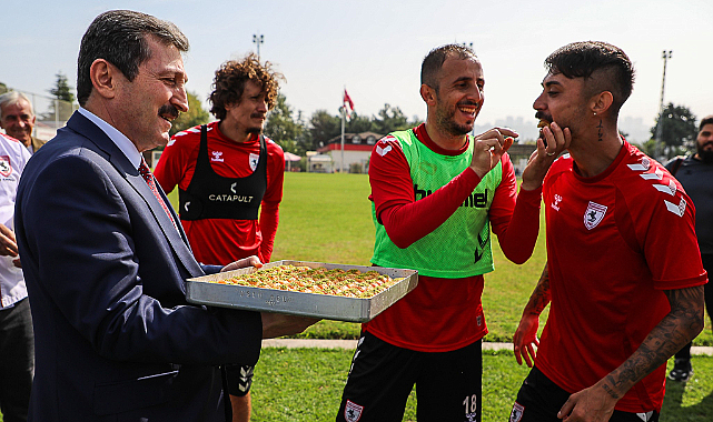 Samsun Valisi Tavlı'dan kırmızı beyazlılara baklava ikramı