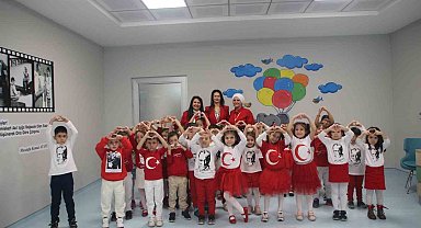 Samsun'da Cumhuriyet'i kutlayan miniklerden hastalara moral