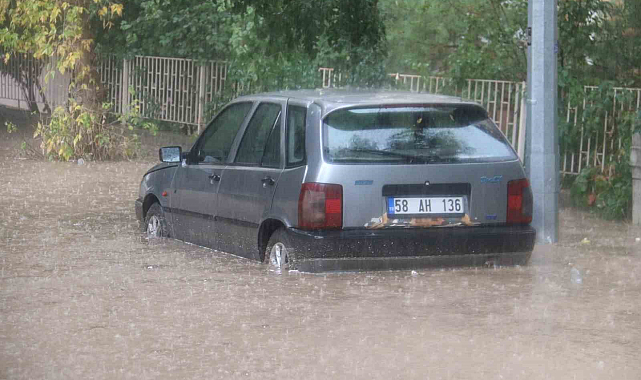 Sivas'ta sağanak yağmur cadde ve sokakları göle döndürdü