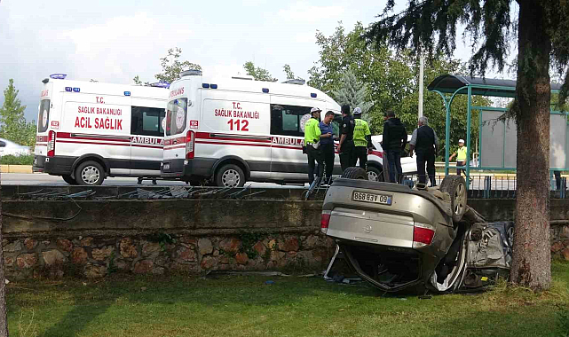 Tokat'ta otomobil cami bahçesine uçtu, 11 kişi yaralandı