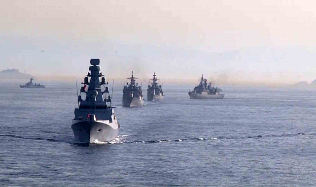 Türk donanmasının İstanbul Boğazı'ndan geçişi töreni başladı