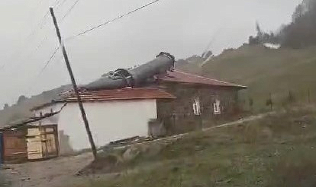 Amasya'da fırtına cami minaresini devirdi!