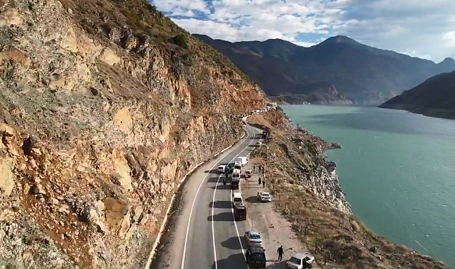 Artvin- Ardahan karayolunda yaşanan heyelan havadan görüntülendi