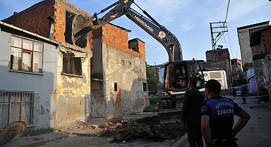 Canik'te metruk binalar yıkılıyor