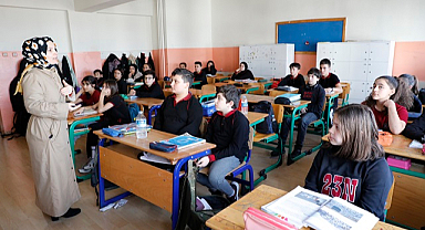 Derya öğretmen öğrencilerine örnek oluyor