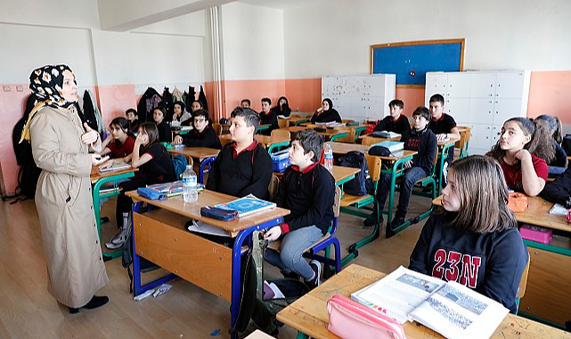 Derya öğretmen öğrencilerine örnek oluyor